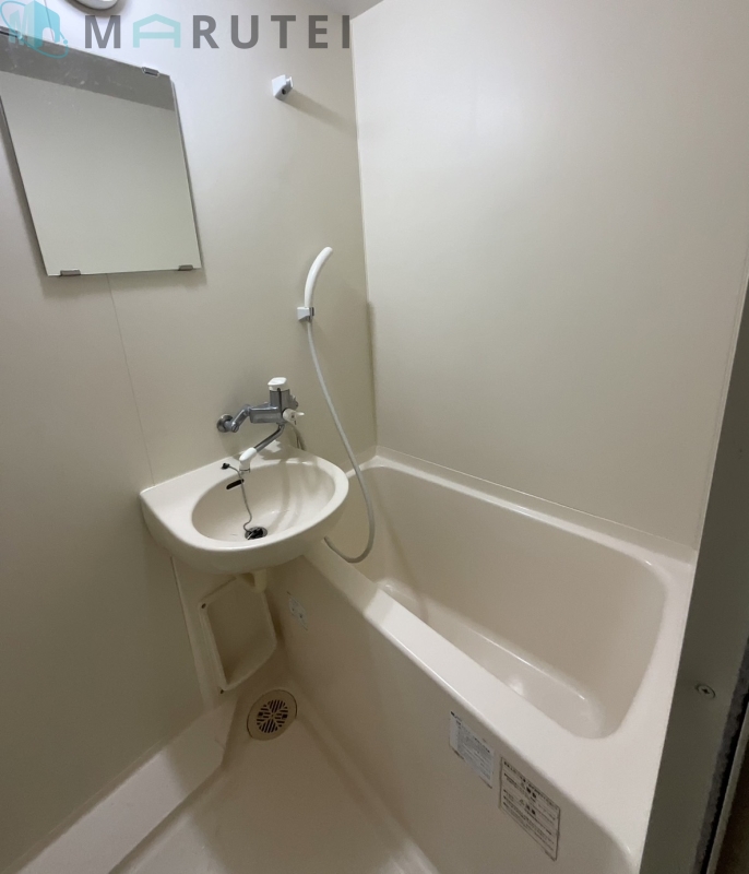 バス・シャワールーム　清潔な２点ユニットバスです。