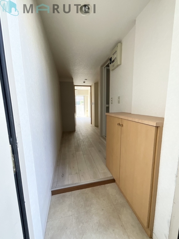 居室・リビング　玄関からキッチン・フローリングの洋室６帖です。