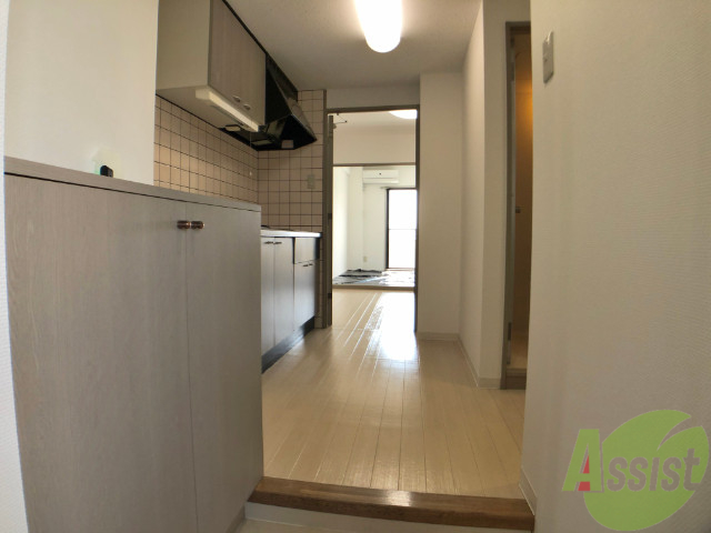 玄関　玄関を入って正面にキッチンがあり右には浴室になります。