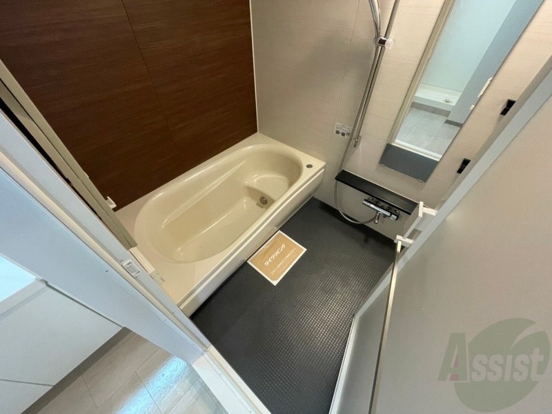 バス・シャワールーム　バスルームはこちらです。広々としてゆったり休めます。