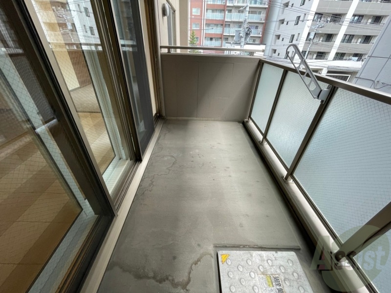 バルコニー　バルコニーは幅があり、広い印象を受けました。