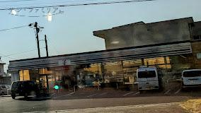 コンビニ　セブン－イレブン　豊橋前芝町店（コンビニ）まで580m