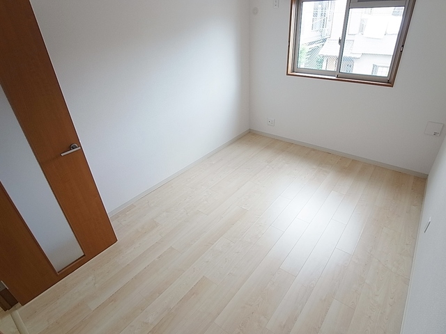 その他部屋・スペース　明るい光が入り込む洋室