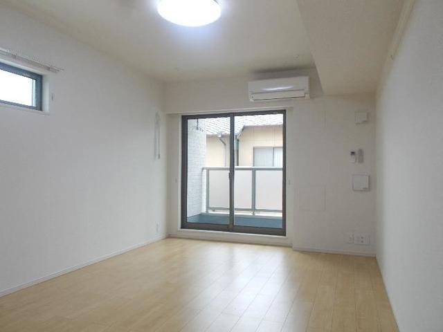 居室・リビング　こちらのリビングで趣味の時間をお楽しみください