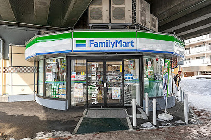 コンビニ　ファミリーマート（コンビニ）まで450m