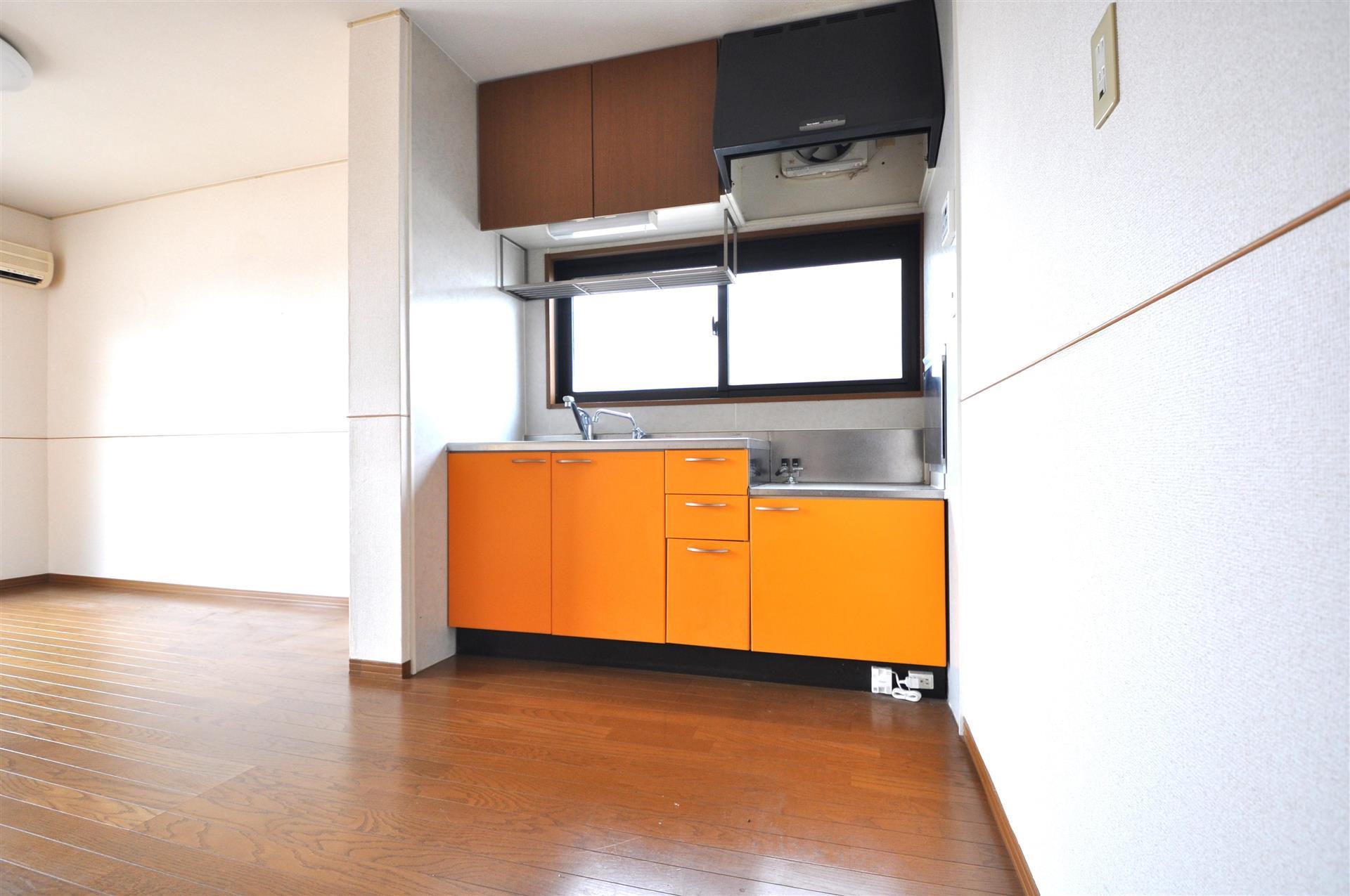 キッチン　小窓付きのキッチン