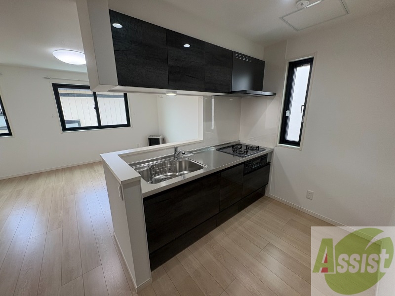 キッチン　３口システムキッチンですのですぐにお料理に使えます！