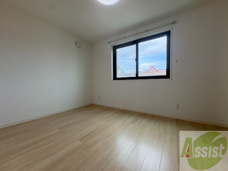 その他部屋・スペース　こちらのお部屋は光が差し込む、温かみのあるお部屋です。