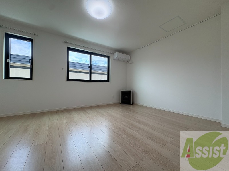 居室・リビング　木目のフローリングは落ち着きのある印象のお部屋になりますね。