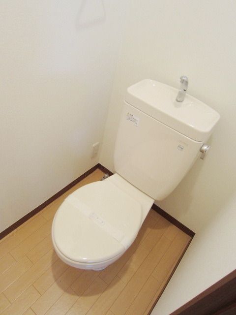 トイレ　★窓があるので明るいトイレです★