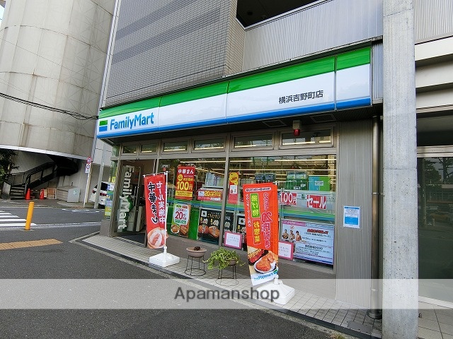 コンビニ　ファミリーマート（コンビニ）まで831m