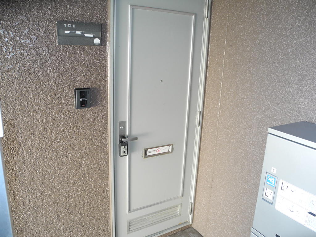 セキュリティ　手前に宅配BOXがあります