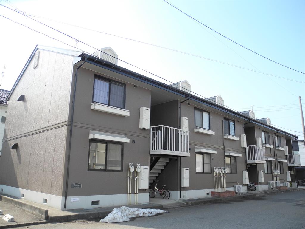 建物外観　ブラウンの落ち着いた外観です