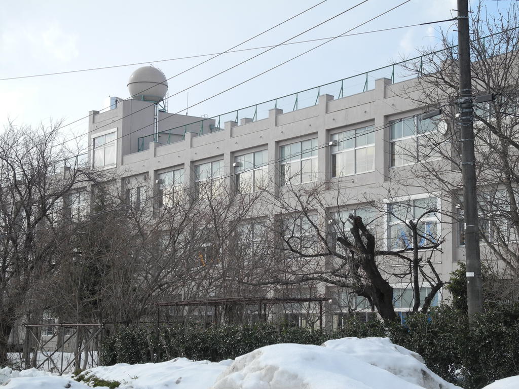 小学校　新潟市立新津第三小学校（小学校）まで826m