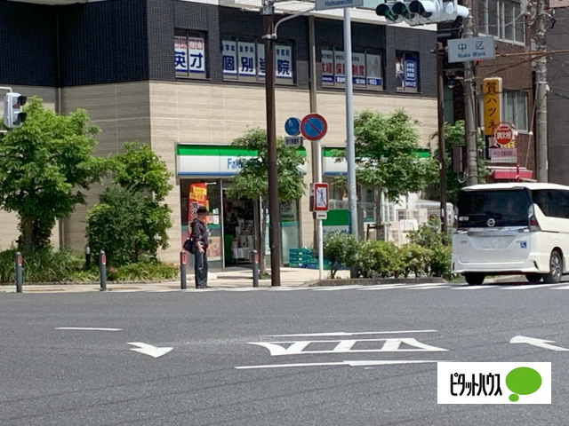 コンビニ　ファミリーマート黄金町駅北店（コンビニ）まで218m