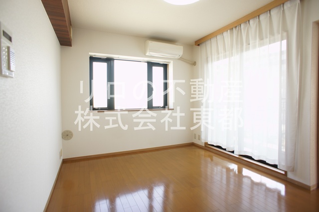 居室・リビング　南東向きなので日当たりが良く日中は照明なしで過ごせます♪