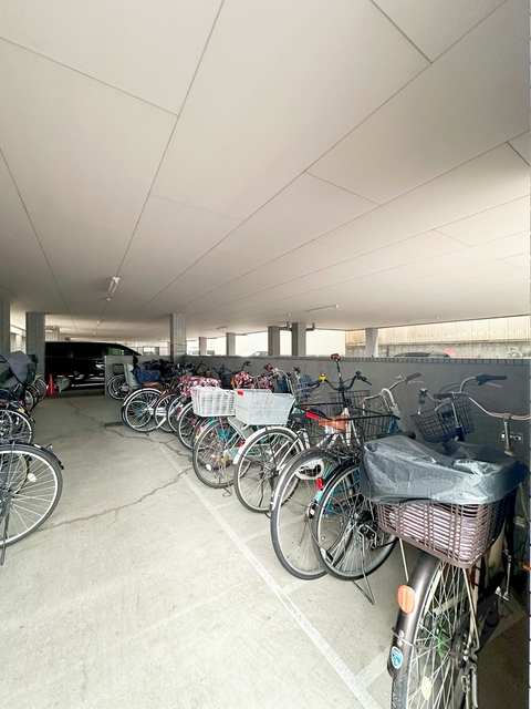 その他共有部分　建物下の駐輪場。大事な自転車も雨でも安心♪