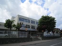 小学校　札幌市立琴似小学校（小学校）まで592m