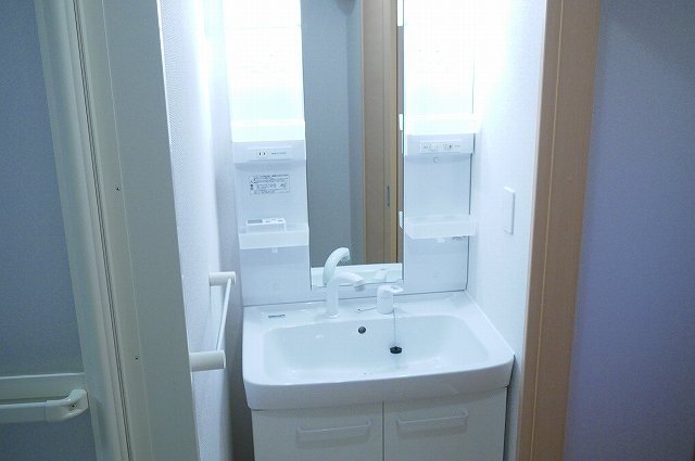 洗面設備　独立洗面台、小物を置くことができて便利です