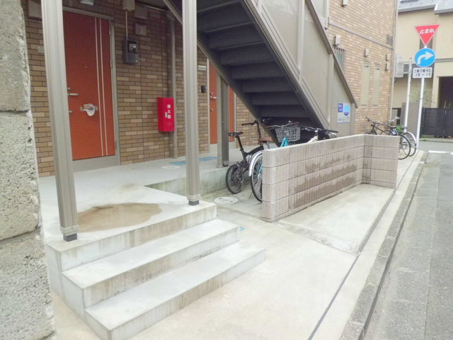 ロビー　アパート入り口付近