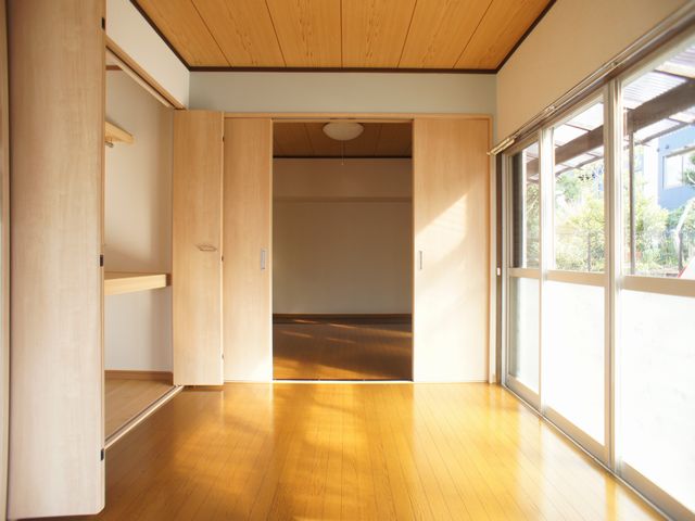 居室・リビング　日当良好の4.5帖、板間付き和室です♪