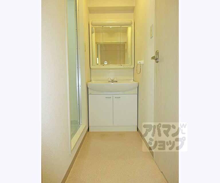 洗面設備　たくさん収納できる洗面台です