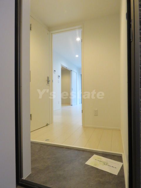 玄関　この写真の反転タイプです。