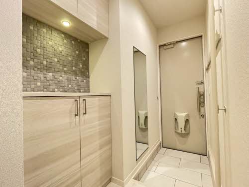 玄関　※同タイプの部屋写真です