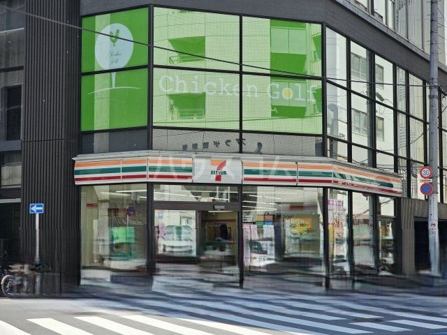 コンビニ　セブンイレブン 新宿都税事務所前店（コンビニ）まで92m
