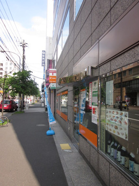 郵便局　札幌南二条郵便局（郵便局）まで421m