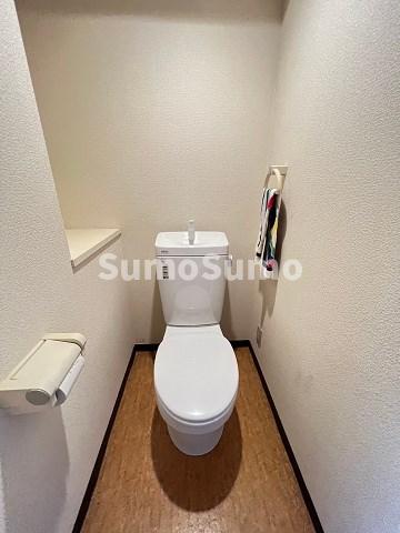 トイレ　落ち着いた色調のトイレです