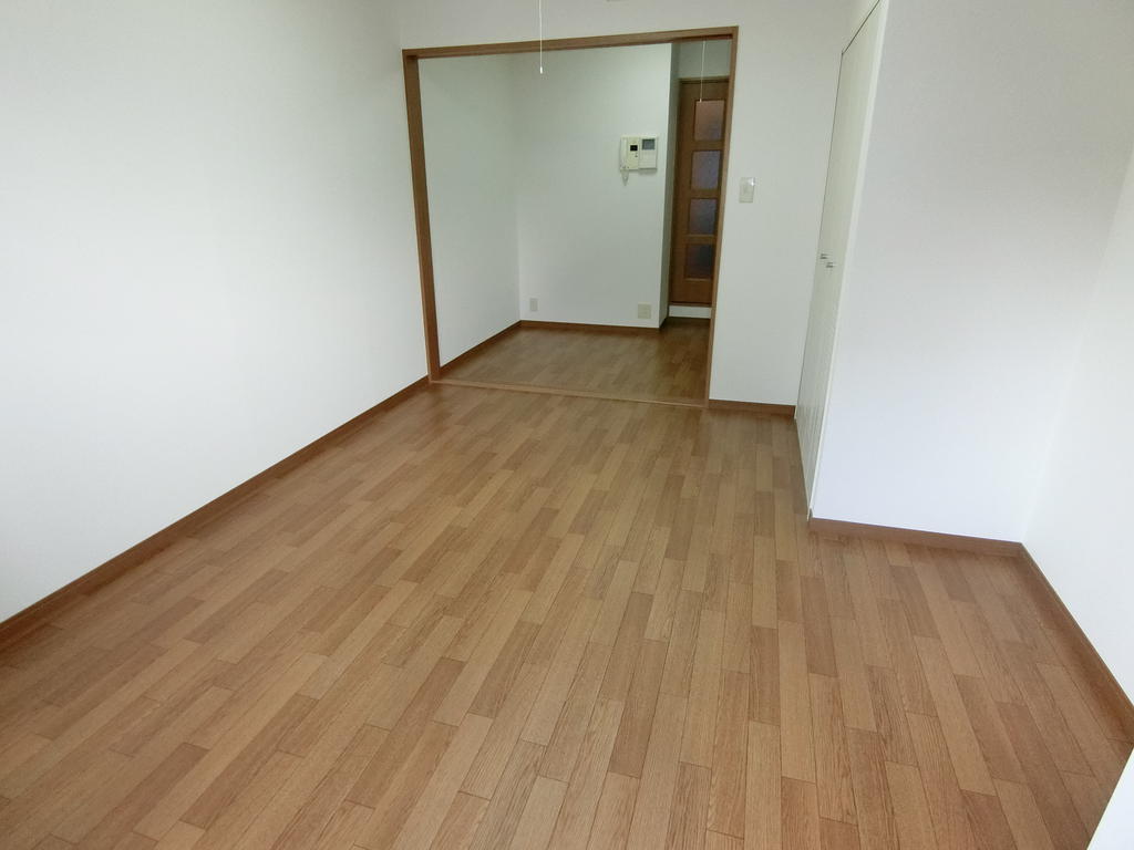 居室・リビング　洋室→DK