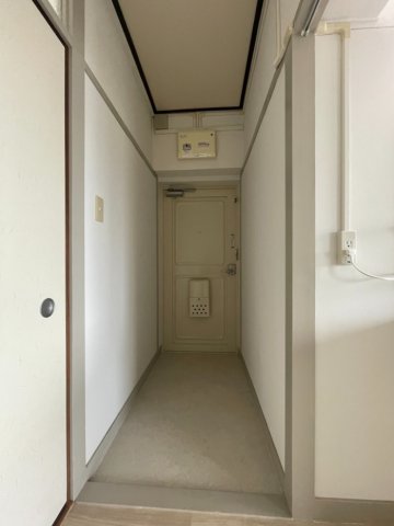 玄関　※画像は反転タイプの間取りのものです。