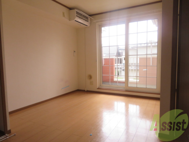 居室・リビング　南向きの明るいお部屋、フローリングが綺麗ですよ。