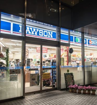 コンビニ　ローソン神宮前１丁目店（コンビニ）まで319m