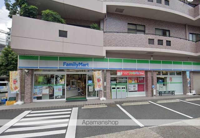 コンビニ　ファミリーマート（コンビニ）まで272m