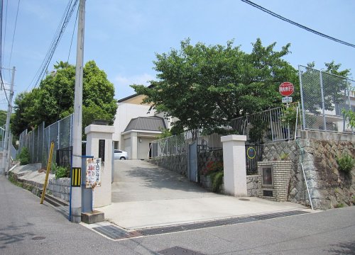 中学校　神戸市立飛松中学校（中学校）まで1199m