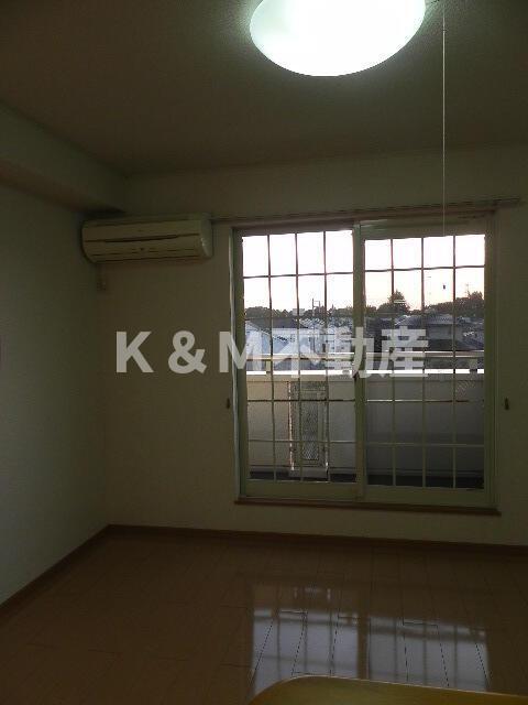 居室・リビング　内装は落ち着いています