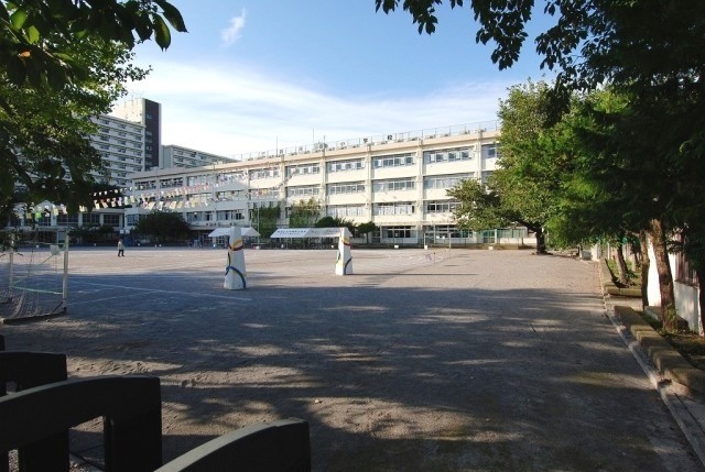小学校　板橋区立新河岸小学校（小学校）まで177m