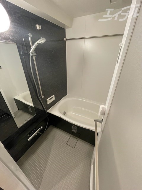 バス・シャワールーム　バスタブ、浴室壁面は黒色でシックなデザイン！