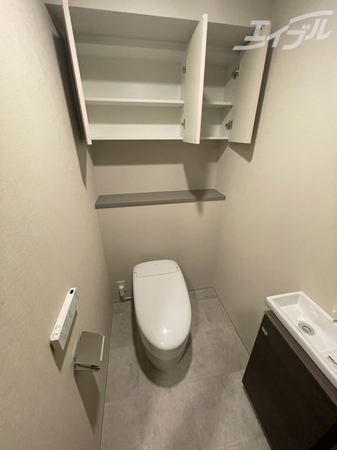 トイレ　タンクレストイレ、上部にドア付き収納あり！