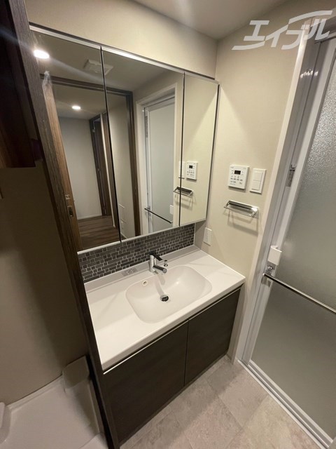 洗面設備　収納付き三面鏡の洗面台です！