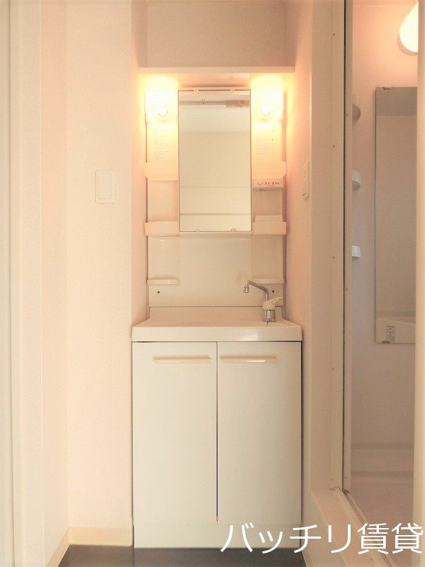 洗面設備　画像は別号室イメージの為、現況を優先いたします。