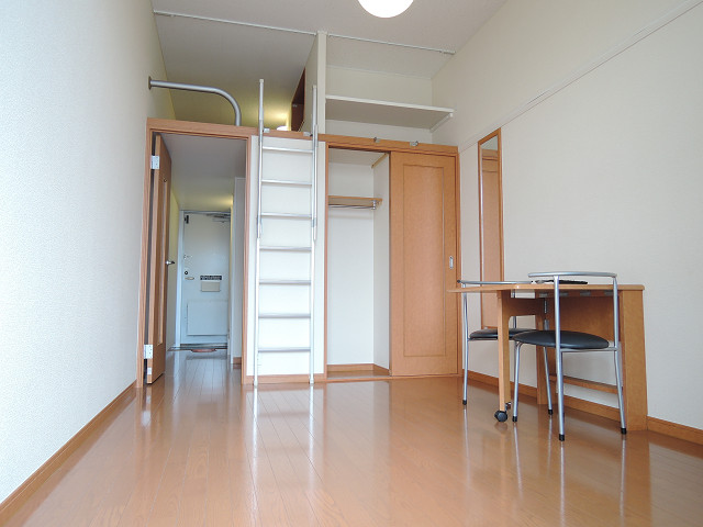 居室・リビング　１階はフローリングで、２階以上は絨毯になります。