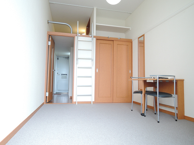 居室・リビング　１階はフローリングで、２階以上は絨毯になります。