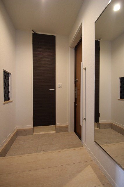 玄関　同物件他部屋の写真