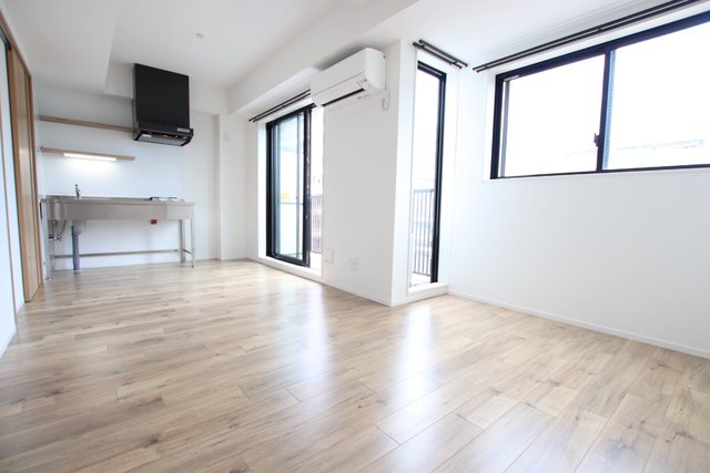 居室・リビング　※他号室参考写真※　窓が多くて明るい室内です♪