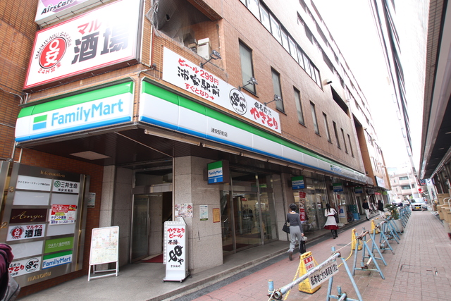 コンビニ　ファミリーマート浦安駅前店（コンビニ）まで750m