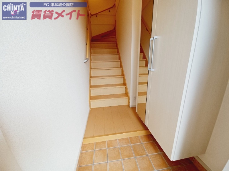 玄関　同タイプ部屋写真です。