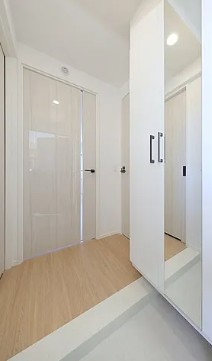 玄関　こちらの部屋は反転しています